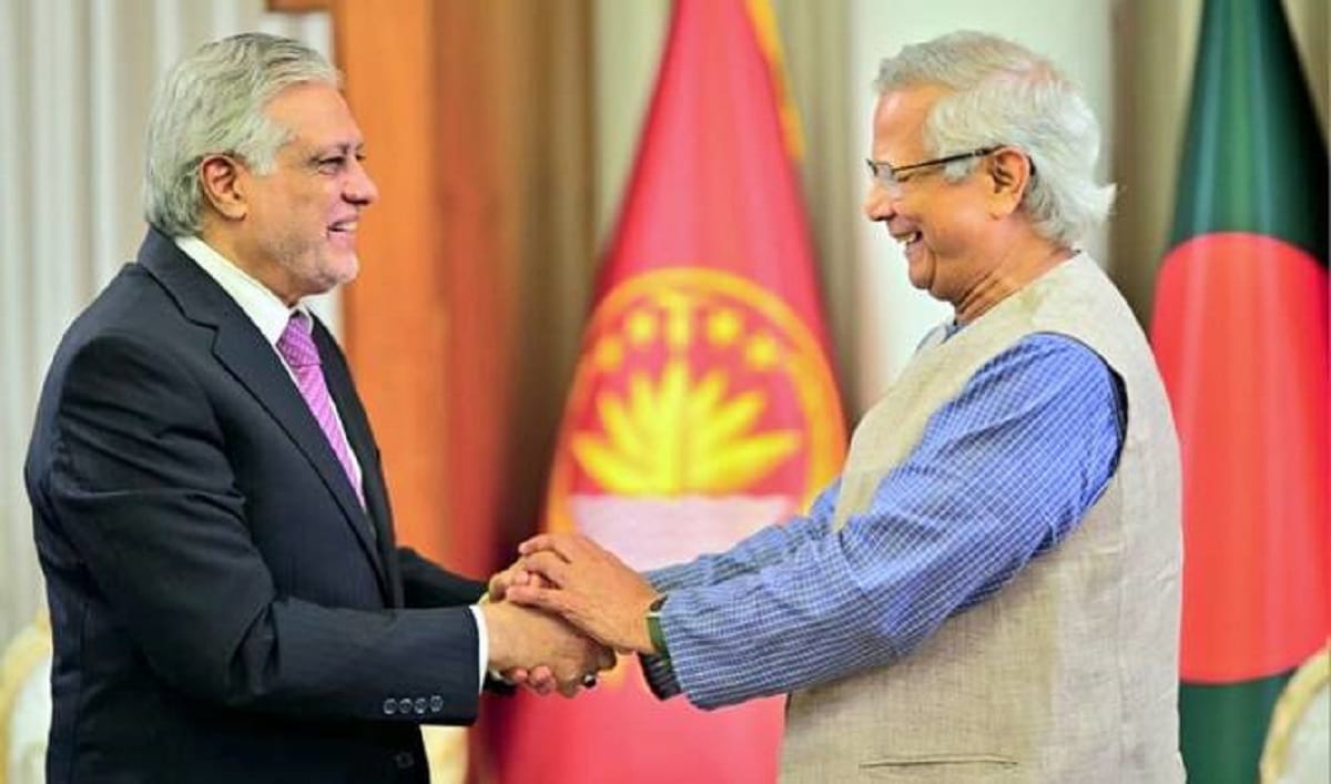Pakistan Foreign Minister Ishaq Dar signing historic treaty with Bangladesh officials in Dhaka 2025