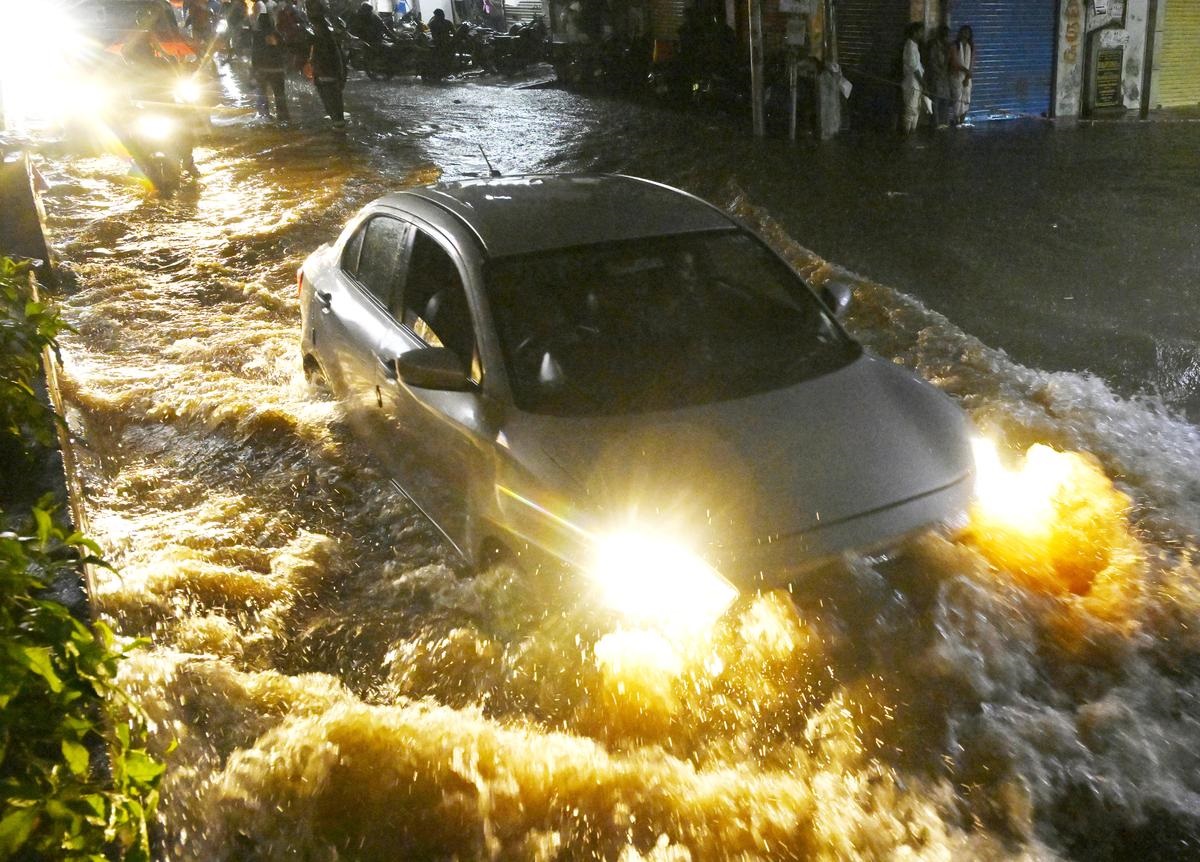 Hyderabad heaviest rainfall causes waterlogging in Bahadurpura 2025