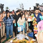 Akshay Kumar Juhu Beach cleanup viral video sparks PR stunt debate.