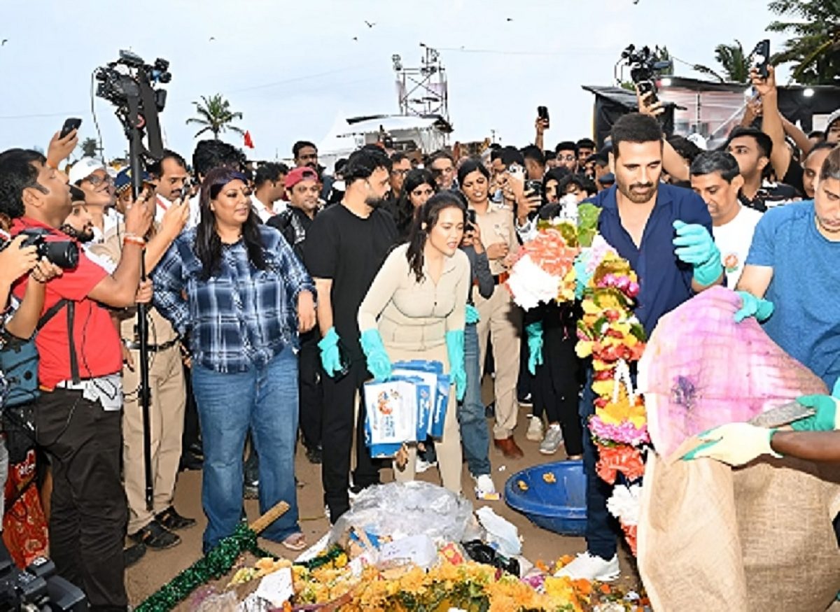 Akshay Kumar Juhu Beach cleanup viral video sparks PR stunt debate.