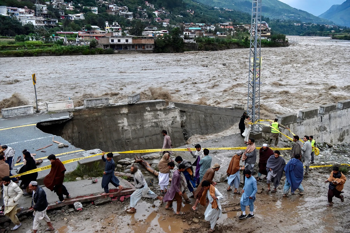 Pakistan floods 2025 devastate crops and factories in Punjab and Sindh; families displaced and aid workers at camps.
