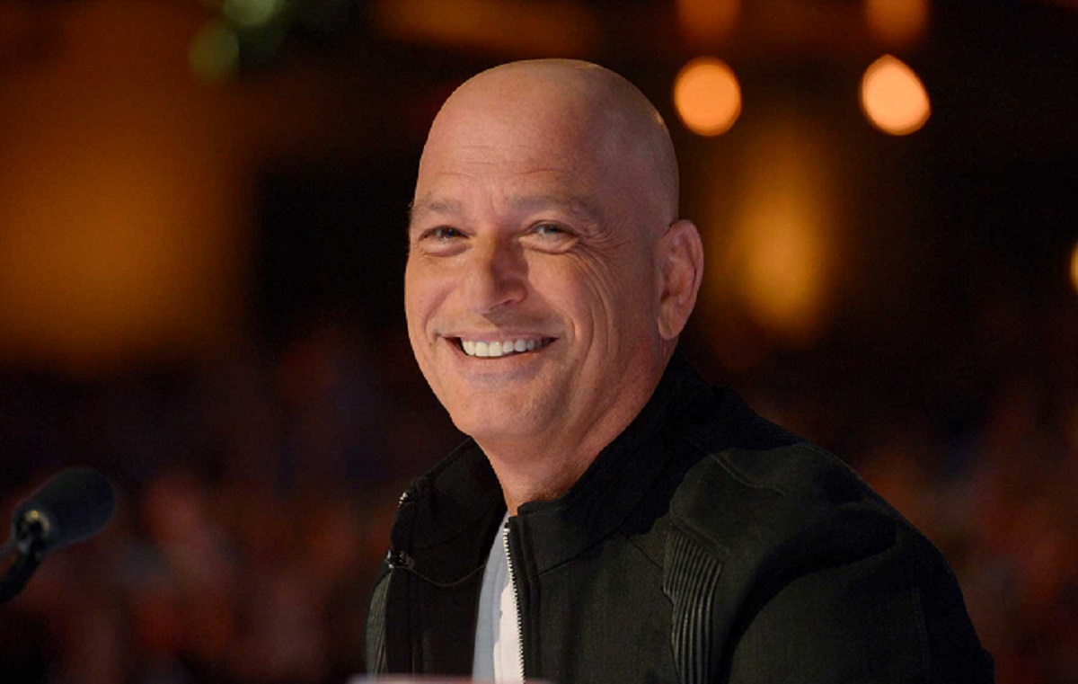 Howie Mandel reacts in viral off-camera moment