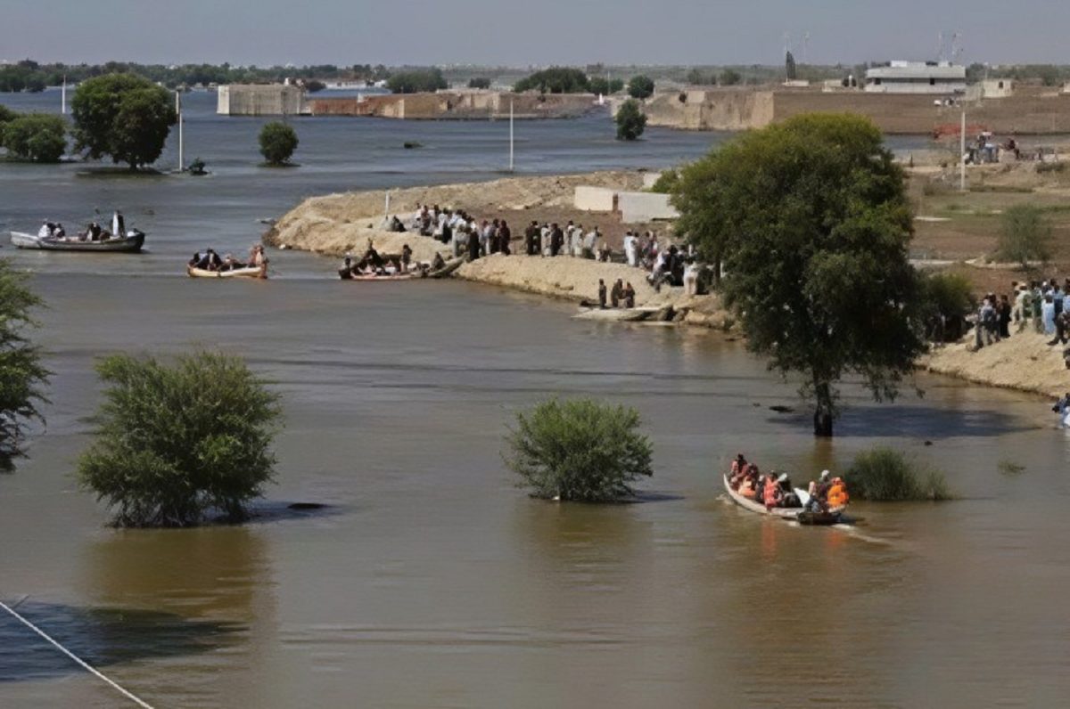 Pakistan monsoon floods 2025 rescue boat capsized on Indus River