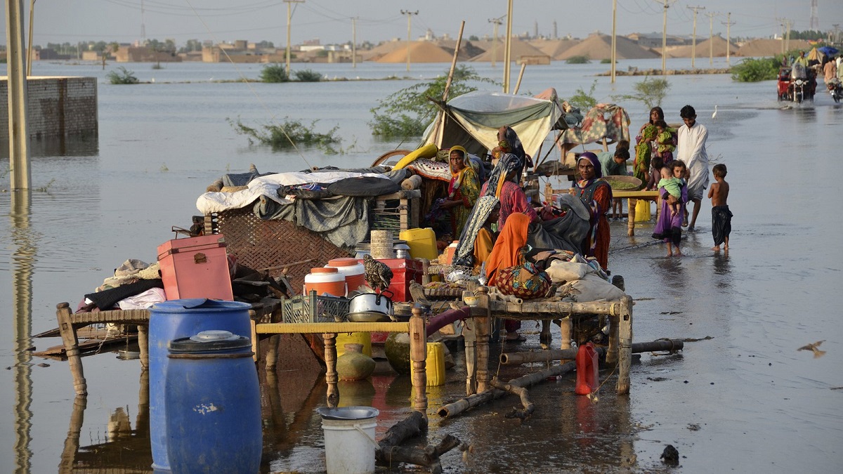 Sindh flood evacuation as 100,000 people flee rising Indus waters