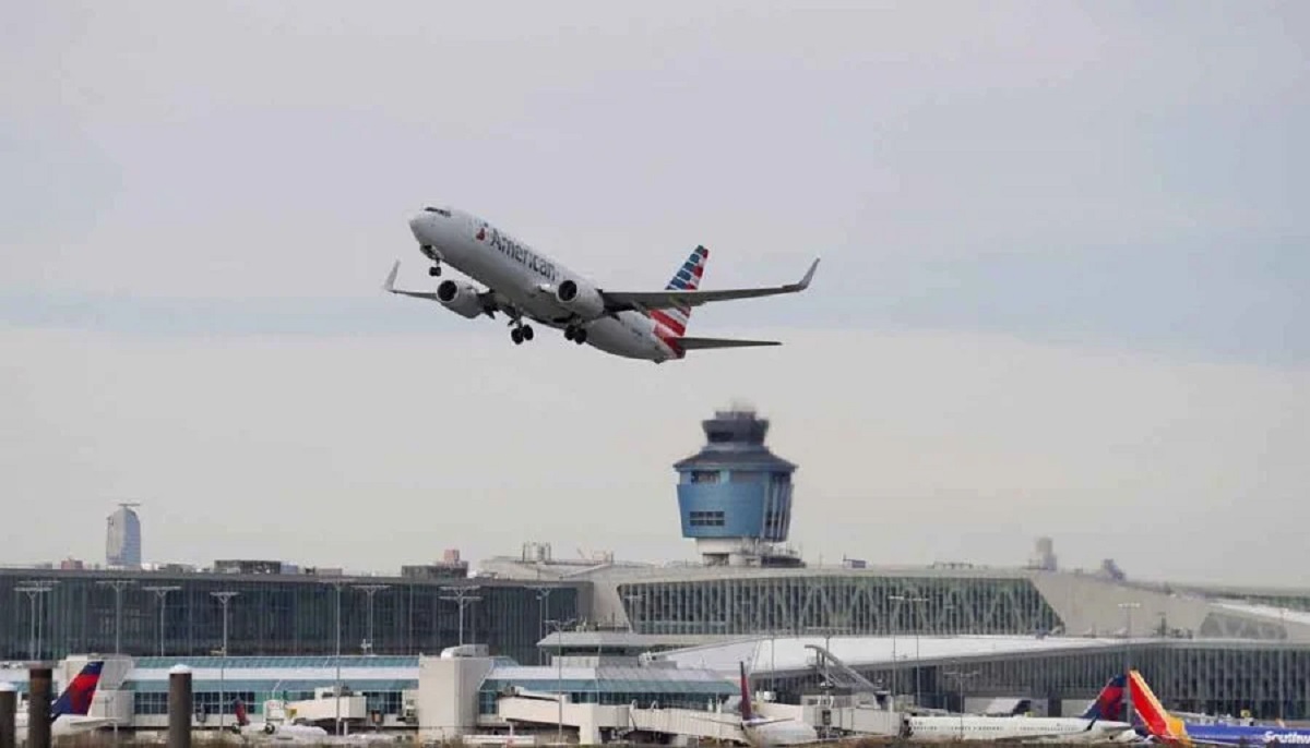 U.S. military activity over Venezuelan airspace amid flight disruptions