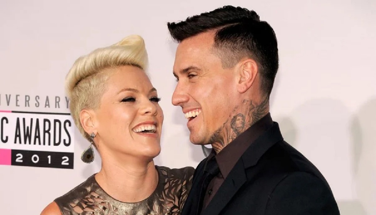 Pink denies split rumors with Carey Hart in viral video