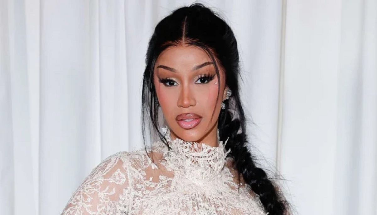 Cardi B drenching fan at Houston concert