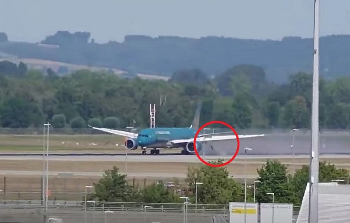 Vietnam Airlines Boeing 787-9 Dreamliner on the tarmac at Munich Airport with tail strike damage and flat tires