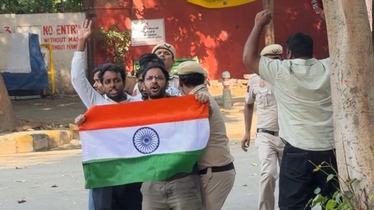 Ashutosh Ranka and CJP protesters carrying the Indian national flag at Jantar Mantar in Delhi.